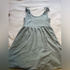 Women’s mint green flowy dress